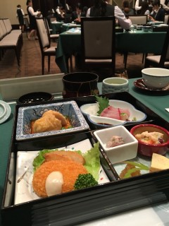 昼食のお弁当もボリューミー！茶わん蒸し＆お吸い物付で、我が家の夕食より豪華（笑）