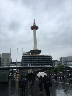 雨のろうそくタワー。大学時代の懐かしい場所だというのに、今回も駅前だけ・・・