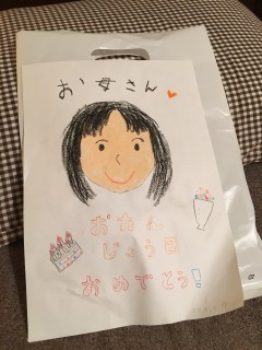 疲れて帰ってきたら、枕元にこんなプレゼントが！これだから母親はやめられませんね（笑）