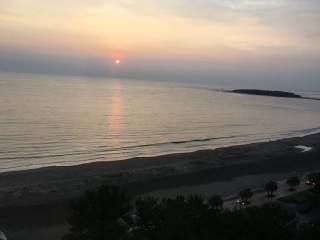 ホテルの部屋からの夕日