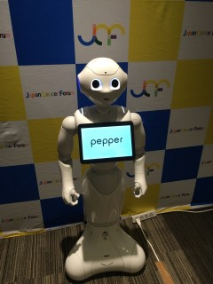 会場ではpepperくんがお出迎え